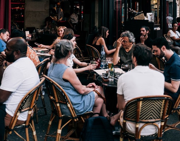 Loud and crowded restaurant - invite friends to your home and cook for them