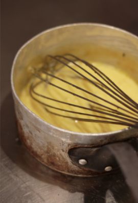Making Hollandaise sauce the traditional way