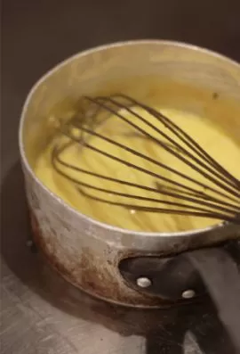 Making Hollandaise sauce the traditional way