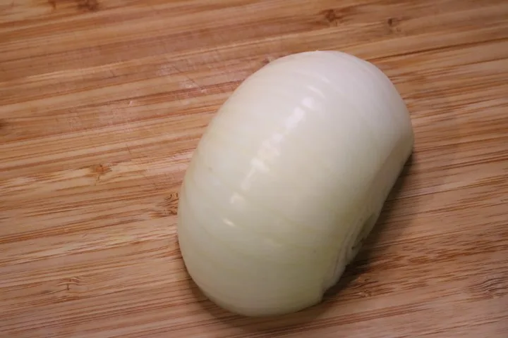 Peeled half onion showing the grain