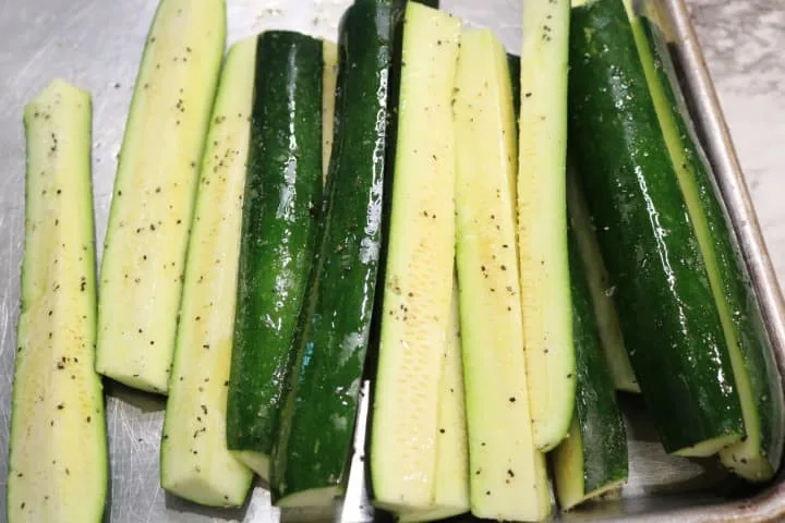 Zucchini recipe low carb - zucchini spears ready to grill